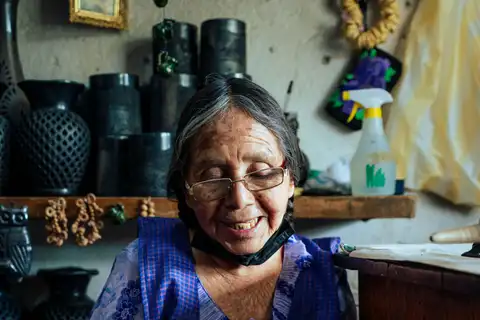Barro negro pottery class with Doña Mari