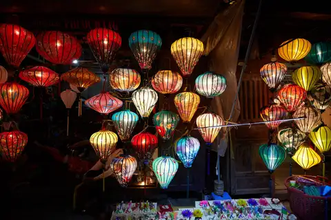 Traditional lantern making with Lan
