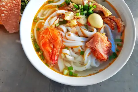 Mì Quảng and bánh xèo in Thảo's kitchen