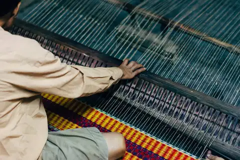 Silk weaving morning in Thu's family workshop