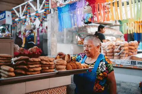 Street breakfast walk: tejate, tamales and pan dulce